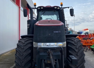 CASE IH MAGNUM 310 CVX con radio CD, 2 rotativos, aire acondicionado, asiento de acompañante, tripuntal delantero con 2 salidas hidraulicas, sistema de Isobus, predisposicion de autoguiado, cabina y eje suspendidos, freno hidraulico de remolque, sistema de Power Beyond, ruedas al 70 %