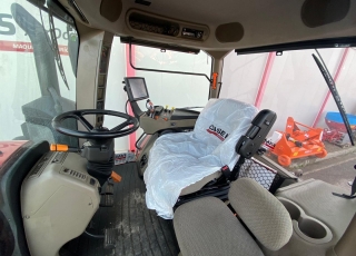 CASE IH MAGNUM 310 CVX con radio CD, 2 rotativos, aire acondicionado, asiento de acompañante, tripuntal delantero con 2 salidas hidraulicas, sistema de Isobus, predisposicion de autoguiado, cabina y eje suspendidos, freno hidraulico de remolque, sistema de Power Beyond, ruedas al 70 %