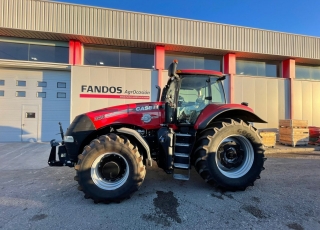 CASE IH MAGNUM 340 FPS
- Cambio Full PowerShift 19x6
- 50 km/h
- Suspension delantera y en cabina
- Tripuntal delantero con salidas hidráulicas
- 5 distribuidores traseros electorhidráulicos
- Freno remolque neumático
- Sistema Power Beyond
- Enganche remolque de corredera y barra de tiro
- 7.950 horas de trabajo
- Rueda 600/70R30 y 710/70R42