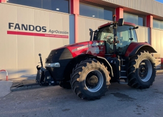 CASE IH MAGNUM 340 FPS
- Cambio Full PowerShift 19x6
- 50 km/h
- Suspension delantera y en cabina
- Tripuntal delantero con salidas hidráulicas
- 5 distribuidores traseros electorhidráulicos
- Freno remolque neumático
- Sistema Power Beyond
- Enganche remolque de corredera y barra de tiro
- 7.950 horas de trabajo
- Rueda 600/70R30 y 710/70R42