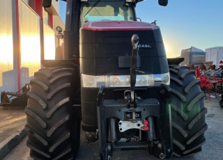 CASE IH MAGNUM 340 FPS
- Cambio Full PowerShift 19x6
- 50 km/h
- Suspension delantera y en cabina
- Tripuntal delantero con salidas hidráulicas
- 5 distribuidores traseros electorhidráulicos
- Freno remolque neumático
- Sistema Power Beyond
- Enganche remolque de corredera y barra de tiro
- 7.950 horas de trabajo
- Rueda 600/70R30 y 710/70R42