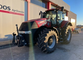 CASE IH MAGNUM 340 FPS
- Cambio Full PowerShift 19x6
- 50 km/h
- Suspension delantera y en cabina
- Tripuntal delantero con salidas hidráulicas
- 5 distribuidores traseros electorhidráulicos
- Freno remolque neumático
- Sistema Power Beyond
- Enganche remolque de corredera y barra de tiro
- 7.950 horas de trabajo
- Rueda 600/70R30 y 710/70R42