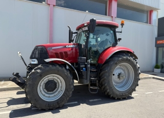CASE IH PUMA 160 CVX
- Cambio continuo 40 km/h
- 3 distribuidores traseros eléctricos
- Tripuntal delantero con salidas hidráulicas
- Suspension delantera y en cabina
- Ruedas en perfecto estado (80%)
- 5980 horas de trabajo