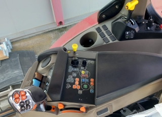CASE IH PUMA 175 CVX con tan solo 4.800 horas de trabajo, cambio continuo CVX a 50 km/h, con inversor hidraulico, suspension delantera y en cabina, 3 distribuidores electrohidraulicos traseros, enganche oscilante mas barra de tiro, pesa delantera de 1000 kg