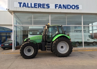 Deutz Agrotron 200, tractor de 217cv, con frenos neumaticos, suspension en cabina y en eje delantero, 4 distribuidores traseros, enganche de petaca mas barra de tiro, cambio secuencial 9 velocidades en largas y 9 en cortas.