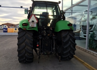 Deutz Agrotron 200, tractor de 217cv, con frenos neumaticos, suspension en cabina y en eje delantero, 4 distribuidores traseros, enganche de petaca mas barra de tiro, cambio secuencial 9 velocidades en largas y 9 en cortas.