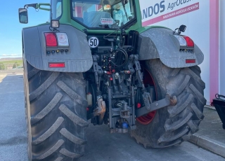 FENDT 930 VARIO  - 7.900 horas de trabajo
- Cambio VARIO a 50 km/h
- Suspensión eje delantero y cabina
- 4 distribuidores traseros eléctricos
- Enganche de corredera y bola
- Tripuntal delantero con salidas y T.D.F.
- Rueda 710/70R42 y 600/65R34
-