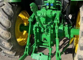 John Deere 6130D con cambio 9x9, inversor hidraulico, 2 distribuidores traseros, ruedas practicamente nuevas, con tan solo 4.800 horas de trabajo