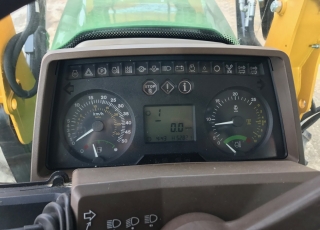 John Deere 6520 DT , con 5800horas de motor, ruedas a mitad de uso, cambio de 6 gupos con 4 velocidades bajo carga en cada grupo e inversor hidraulico.