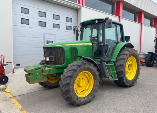 JOHN DEERE 6620 DT con doble traccion, cambio mecanico de 24 x 24 (6 grupos de 4 velocidades bajo carga) y con inversor electrohidraulico, con dos distribuidores traseros mecanicos, cabina climatizada y ruedas a mitad de uso, con tan solo 6.200 horas de trabajo