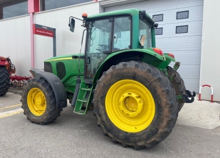 JOHN DEERE 6620 DT con doble traccion, cambio mecanico de 24 x 24 (6 grupos de 4 velocidades bajo carga) y con inversor electrohidraulico, con dos distribuidores traseros mecanicos, cabina climatizada y ruedas a mitad de uso, con tan solo 6.200 horas de trabajo