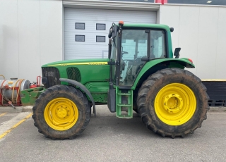 JOHN DEERE 6620 DT con doble traccion, cambio mecanico de 24 x 24 (6 grupos de 4 velocidades bajo carga) y con inversor electrohidraulico, con dos distribuidores traseros mecanicos, cabina climatizada y ruedas a mitad de uso, con tan solo 6.200 horas de trabajo