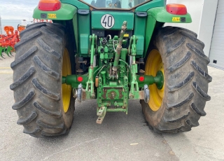 JOHN DEERE 6620 DT con doble traccion, cambio mecanico de 24 x 24 (6 grupos de 4 velocidades bajo carga) y con inversor electrohidraulico, con dos distribuidores traseros mecanicos, cabina climatizada y ruedas a mitad de uso, con tan solo 6.200 horas de trabajo