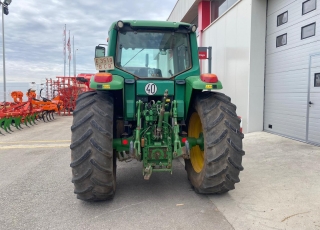 JOHN DEERE 6620 DT con doble traccion, cambio mecanico de 24 x 24 (6 grupos de 4 velocidades bajo carga) y con inversor electrohidraulico, con dos distribuidores traseros mecanicos, cabina climatizada y ruedas a mitad de uso, con tan solo 6.200 horas de trabajo