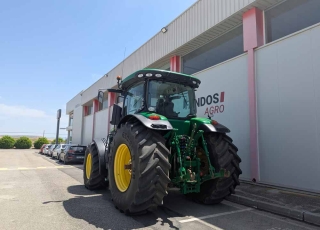 Tractor John Deere 7230 R de Ocasión  - Cambio continuo a 40 km/h
- Suspensión eje delantero y en cabina
- 5 distribuidores traseros eléctricos
- Tripuntal delantero con 2 salidas hidráulicas
- Año 2012 | 6200 horas  70.000 € + IVA