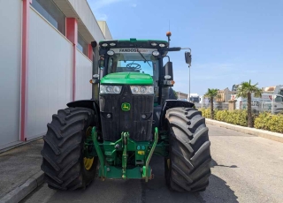 Tractor John Deere 7230 R de Ocasión  - Cambio continuo a 40 km/h
- Suspensión eje delantero y en cabina
- 5 distribuidores traseros eléctricos
- Tripuntal delantero con 2 salidas hidráulicas
- Año 2012 | 6200 horas  70.000 € + IVA
