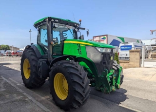Tractor John Deere 7230 R de Ocasión  - Cambio continuo a 40 km/h
- Suspensión eje delantero y en cabina
- 5 distribuidores traseros eléctricos
- Tripuntal delantero con 2 salidas hidráulicas
- Año 2012 | 6200 horas  70.000 € + IVA