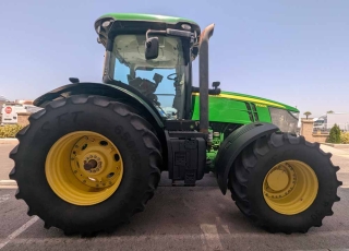 Tractor John Deere 7230 R de Ocasión  - Cambio continuo a 40 km/h
- Suspensión eje delantero y en cabina
- 5 distribuidores traseros eléctricos
- Tripuntal delantero con 2 salidas hidráulicas
- Año 2012 | 6200 horas  70.000 € + IVA