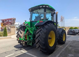 Tractor John Deere 7230 R de Ocasión  - Cambio continuo a 40 km/h
- Suspensión eje delantero y en cabina
- 5 distribuidores traseros eléctricos
- Tripuntal delantero con 2 salidas hidráulicas
- Año 2012 | 6200 horas  70.000 € + IVA