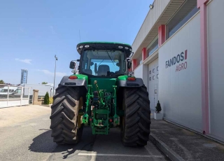 Tractor John Deere 7230 R de Ocasión  - Cambio continuo a 40 km/h
- Suspensión eje delantero y en cabina
- 5 distribuidores traseros eléctricos
- Tripuntal delantero con 2 salidas hidráulicas
- Año 2012 | 6200 horas  70.000 € + IVA