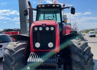 Massey Ferguson 8460 DT con cambio continuo, suspension delantera y en cabina, sistema de doble traccion y bloqueo de diferencial electrohidráulico, con 4 distribuidores traseros eléctricos, ruedas en buen estado, cabina climatizada y asiento neumático