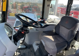 Massey Ferguson 8460 DT con cambio continuo, suspension delantera y en cabina, sistema de doble traccion y bloqueo de diferencial electrohidráulico, con 4 distribuidores traseros eléctricos, ruedas en buen estado, cabina climatizada y asiento neumático