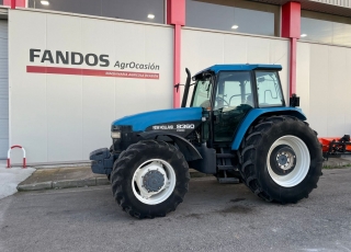 New Holland 8360DT, cambio 18x6 powershift, con defectos de chapa y pintura, 4 distribudores traseros mecanicos, enganche de petaca, cabina climatizada, inversor hidraulico.