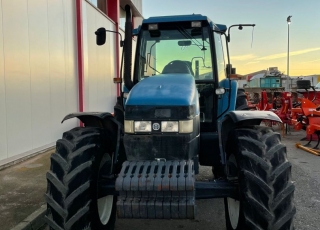 New Holland 8360DT, cambio 18x6 powershift, con defectos de chapa y pintura, 4 distribudores traseros mecanicos, enganche de petaca, cabina climatizada, inversor hidraulico.