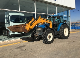 NEW HOLLAND 8640DT con pala Tenias de cuatro pistones con monomando de sirgas y cazo de aridos, 4 distribuidores mecanicos, selector de TDF mecanico, cambio semi-powershift e inversor hidraulico.