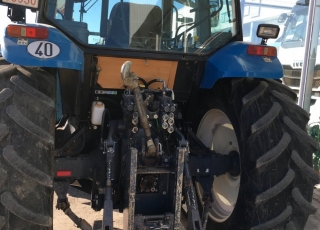 NEW HOLLAND 8640DT con pala Tenias de cuatro pistones con monomando de sirgas y cazo de aridos, 4 distribuidores mecanicos, selector de TDF mecanico, cambio semi-powershift e inversor hidraulico.