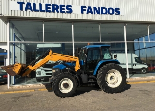 NEW HOLLAND 8640DT con pala Tenias de cuatro pistones con monomando de sirgas y cazo de aridos, 4 distribuidores mecanicos, selector de TDF mecanico, cambio semi-powershift e inversor hidraulico.