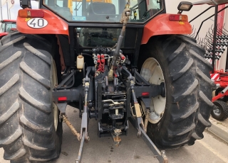 New Holland M115 DT con pala tenias y cazo de aridos, doble traccion, cambio manual con inversor electrohidraulico, 5 distribuidores traseros.