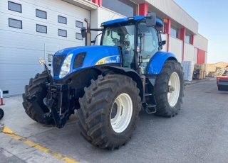 New Holland T7060 con suspension delantera, suspension en cabina, tripuntal delantero con toma de fuerza, 4 distribuidores electrohidraulicos y joystick, pantalla en barra de accesorios, ruedas buenas, con enganche de 3 categorias,