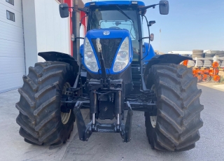 New Holland T7060 con suspension delantera, suspension en cabina, tripuntal delantero con toma de fuerza, 4 distribuidores electrohidraulicos y joystick, pantalla en barra de accesorios, ruedas buenas, con enganche de 3 categorias,