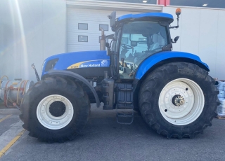 New Holland T7060 con suspension delantera, suspension en cabina, tripuntal delantero con toma de fuerza, 4 distribuidores electrohidraulicos y joystick, pantalla en barra de accesorios, ruedas buenas, con enganche de 3 categorias,