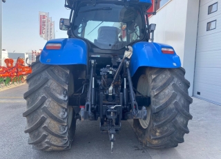 New Holland T7060 con suspension delantera, suspension en cabina, tripuntal delantero con toma de fuerza, 4 distribuidores electrohidraulicos y joystick, pantalla en barra de accesorios, ruedas buenas, con enganche de 3 categorias,