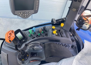 New Holland T7060 con suspension delantera, suspension en cabina, tripuntal delantero con toma de fuerza, 4 distribuidores electrohidraulicos y joystick, pantalla en barra de accesorios, ruedas buenas, con enganche de 3 categorias,