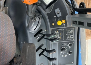 NEW HOLLAND TM-155
-Cambio Semi-Powershift 40 km/h
-Eje delantero Supersteer
-Cabina suspendida
-4 distribuidores traseros mecánicos
-10.070 horas de trabajo
-Ruedas 420/85R28 - 520/85R38