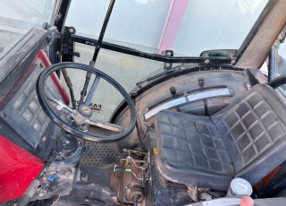 Tractor frutero CASE IH 2140 DT  - 6.100 horas
- Año 10/1999
- Doble tracción
- Cambio mecánico 30 km/h
- Cabina homologada
- 2 distribuidores traseros  ¿Buscas un tractor frutero fiable y económico? Este Case IH 2140DT usado es la solución perfecta para optimizar tus labores agrícolas. Con un motor de 75 CV, tracción a las 4 ruedas (4WD) y transmisión manual, este tractor del año 99 combina potencia y control total. A pesar de sus 6.100 horas de uso, se encuentra en un estado técnico bueno, listo para trabajar de inmediato. Disponible por un precio competitivo de 14.500 €, es una de las mejores opciones en tractores de segunda mano del mercado.