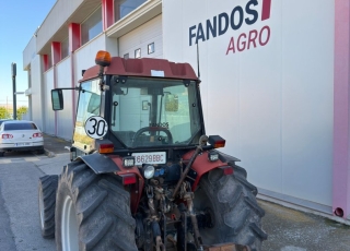 Tractor frutero CASE IH 2140 DT  - 6.100 horas
- Año 10/1999
- Doble tracción
- Cambio mecánico 30 km/h
- Cabina homologada
- 2 distribuidores traseros  ¿Buscas un tractor frutero fiable y económico? Este Case IH 2140DT usado es la solución perfecta para optimizar tus labores agrícolas. Con un motor de 75 CV, tracción a las 4 ruedas (4WD) y transmisión manual, este tractor del año 99 combina potencia y control total. A pesar de sus 6.100 horas de uso, se encuentra en un estado técnico bueno, listo para trabajar de inmediato. Disponible por un precio competitivo de 14.500 €, es una de las mejores opciones en tractores de segunda mano del mercado.