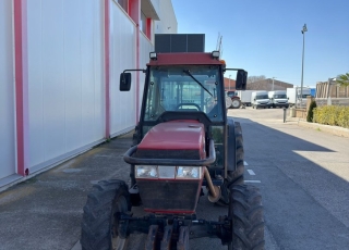 Tractor frutero CASE IH 2140 DT  - 6.100 horas
- Año 10/1999
- Doble tracción
- Cambio mecánico 30 km/h
- Cabina homologada
- 2 distribuidores traseros  ¿Buscas un tractor frutero fiable y económico? Este Case IH 2140DT usado es la solución perfecta para optimizar tus labores agrícolas. Con un motor de 75 CV, tracción a las 4 ruedas (4WD) y transmisión manual, este tractor del año 99 combina potencia y control total. A pesar de sus 6.100 horas de uso, se encuentra en un estado técnico bueno, listo para trabajar de inmediato. Disponible por un precio competitivo de 14.500 €, es una de las mejores opciones en tractores de segunda mano del mercado.