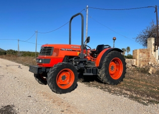 KUBOTA ME8200
- Doble tracción
- Sin Cabina
- Con Arco de Seguridad
- Elevador trasero con enganche rápido
- Cambio manual
- Inversor Hidráulico
- 2 distribuidores traseros mecánicos
- 3.600 horas de uso