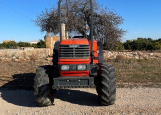 KUBOTA ME8200
- Doble tracción
- Sin Cabina
- Con Arco de Seguridad
- Elevador trasero con enganche rápido
- Cambio manual
- Inversor Hidráulico
- 2 distribuidores traseros mecánicos
- 3.600 horas de uso