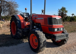 KUBOTA ME8200
- Doble tracción
- Sin Cabina
- Con Arco de Seguridad
- Elevador trasero con enganche rápido
- Cambio manual
- Inversor Hidráulico
- 2 distribuidores traseros mecánicos
- 3.600 horas de uso