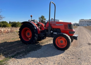 KUBOTA ME8200
- Doble tracción
- Sin Cabina
- Con Arco de Seguridad
- Elevador trasero con enganche rápido
- Cambio manual
- Inversor Hidráulico
- 2 distribuidores traseros mecánicos
- 3.600 horas de uso