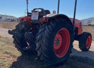 KUBOTA ME8200
- Doble tracción
- Sin Cabina
- Con Arco de Seguridad
- Elevador trasero con enganche rápido
- Cambio manual
- Inversor Hidráulico
- 2 distribuidores traseros mecánicos
- 3.600 horas de uso