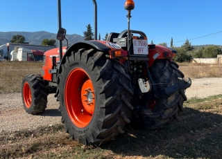 KUBOTA ME8200
- Doble tracción
- Sin Cabina
- Con Arco de Seguridad
- Elevador trasero con enganche rápido
- Cambio manual
- Inversor Hidráulico
- 2 distribuidores traseros mecánicos
- 3.600 horas de uso