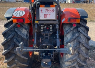 KUBOTA ME8200
- Doble tracción
- Sin Cabina
- Con Arco de Seguridad
- Elevador trasero con enganche rápido
- Cambio manual
- Inversor Hidráulico
- 2 distribuidores traseros mecánicos
- 3.600 horas de uso