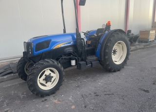 NEW HOLLAND T4050N
- Cambio manual
- 40 km/h
- Inversor mecánico
- 2 distribuidores traseros mecánicos
- Ruedas 280/70R16 Y 380/70R24