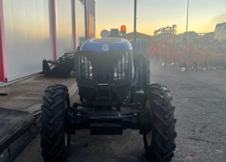 NEW HOLLAND T4050N
- Cambio manual
- 40 km/h
- Inversor mecánico
- 2 distribuidores traseros mecánicos
- Ruedas 280/70R16 Y 380/70R24